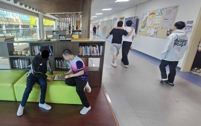 충남 청양군 정산중학교 학생들이 21일 오후 쉬는 시간에 복도 휴식 공간에서 체스를 두고 있다. 정산중은 교실과 복도, 광장 역할을 하는 다목적홀이 이어져 쉬는 시간 학생과 교사가 자연스럽게 섞이는 구조로 만들어졌다.