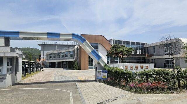 교문 밖에서 본 학교 전경.