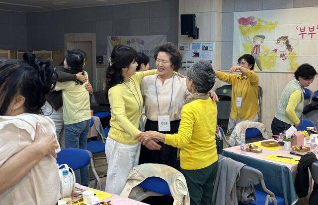 나비학교 참석자들이 21일 경기도 고양 거룩한빛광성교회에서 서로를 안으며 격려하고 있다.