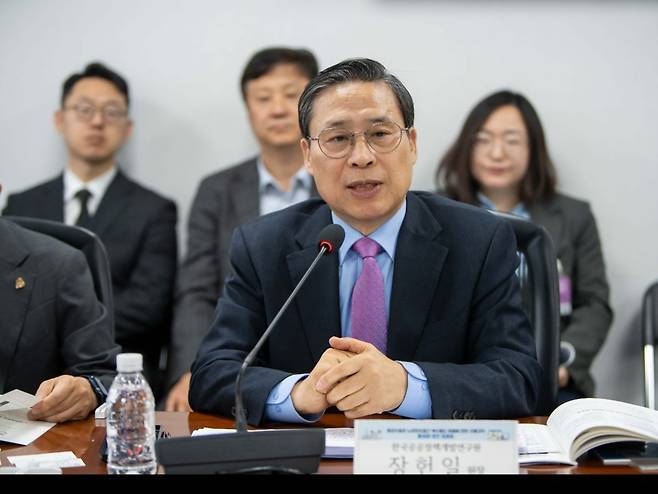 장헌일 한국공공정책개발연구원장이 ‘통합돌봄 시대 종교시설 복수용도 활성화 방안 연구’를 주제로 발표하고 있다. 저출생대책국민운동본부 제공