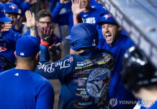 홈런에 기뻐하는 토론토 더그아웃 / 사진=연합뉴스