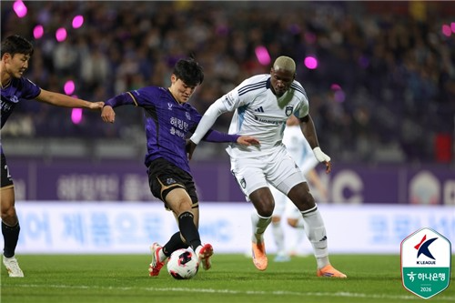 안양 이태희(왼쪽), 울산 말컹의 경합. / 사진=연합뉴스