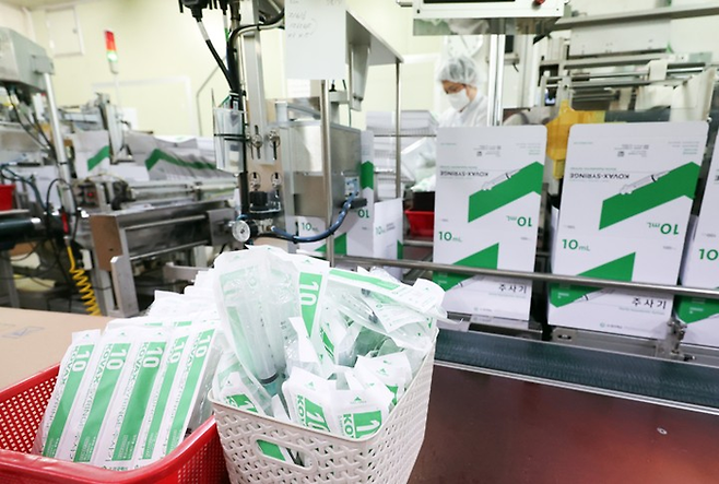 15일 경기도 안산시 단원구 한국백신 공장에서 완성된 주사기 포장 작업이 진행되고 있다. [연합뉴스]