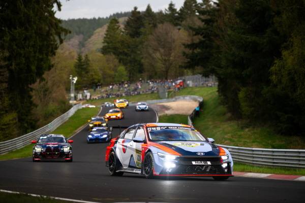 지난 19일(현지시간) 열린 뉘르부르크링 24시 예선전에 출전한 엘란트라 N TCR [사진 제공=현대차]