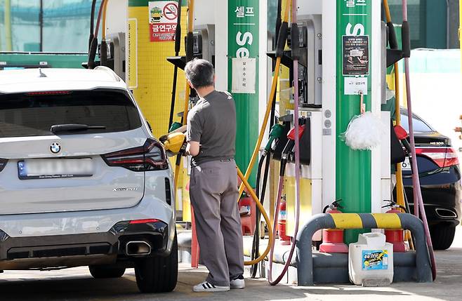 전국 평균 휘발유 가격이 리터당 2000원을 넘어선 가운데 19일 서울의 한 주유소에서 운전자가 주유를 하고 있다. 한국석유공사 유가정보시스템 오피넷에 따르면 19일 오전 9시 기준 휘발유 전국 평균 가격은 전날 대비 0.42원 상승한 리터당 2001.93원, 경유 평균 가격은 전날 대비 0.35원 상승한 리터당 1995.62원을 기록하고 있다. [뉴스1]
