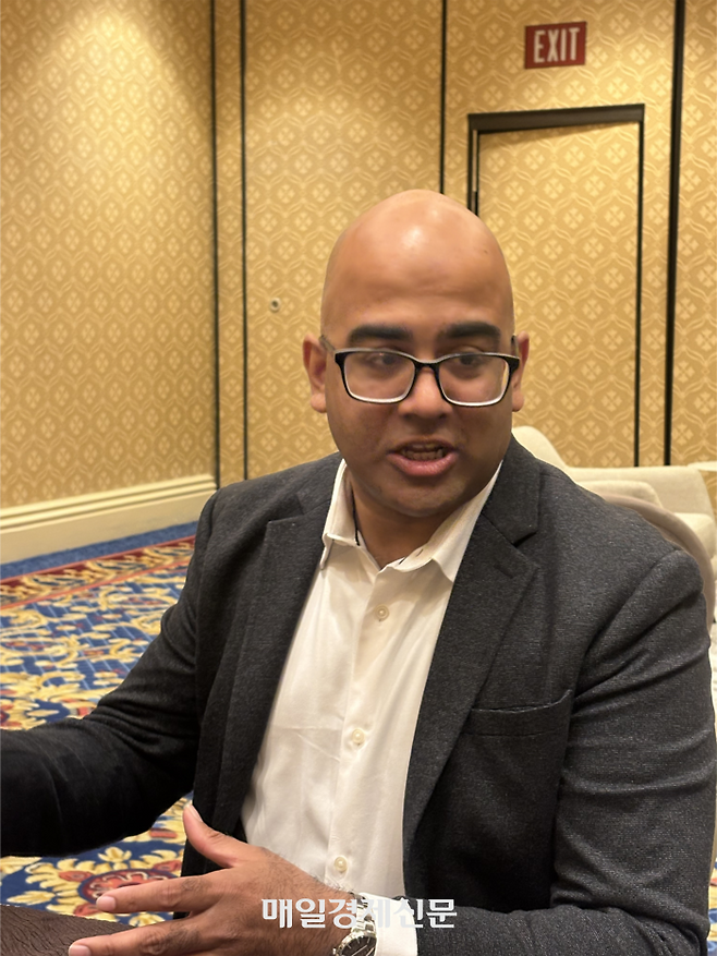 비백 판드야 어도비 디렉터가 21일(현지시간) 미국 라스베이거스 어도비서밋에서 기자들의 질문에 답하고 있다. [사진=원호섭 특파원]