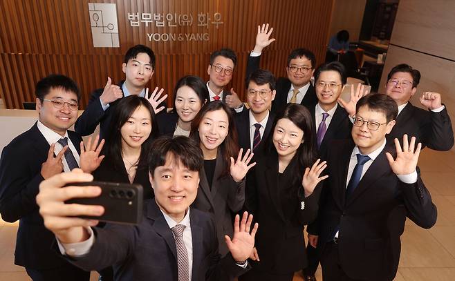 법무법인 화우 자문그룹 M&A팀. 첫째줄 최형준 선임외국변호사, 둘째줄 왼쪽부터 위제강, 윤소연, 김민지, 권순영, 김영주, 김민주, 김상만 변호사, 류명현 선임외국변호사, 김지욱 변호사. 셋째줄 왼쪽부터 하성훈, 이진국(M&A팀장), 김창훈 변호사.  이승환 기자