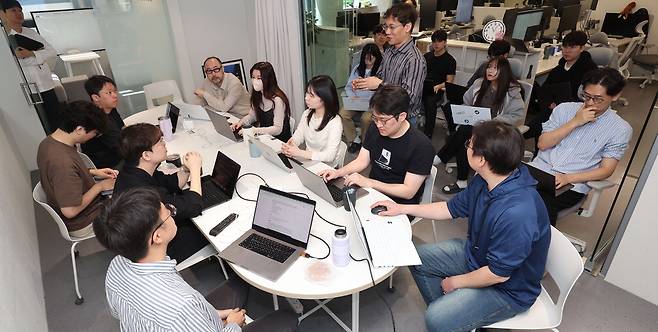 AI에이전트 '열공' 지난 16일 서울 강남구 소재 스타트업 코르카에서 직원들이 회의실에 모여 'AX 데이'를 열고 각자 진행한 인공지능(AI) 프로젝트 내용을 공유하고 있다. 코르카는 격주 목요일마다 전 직원이 하루 종일 바이브코더로 변신한다.   이승환 기자