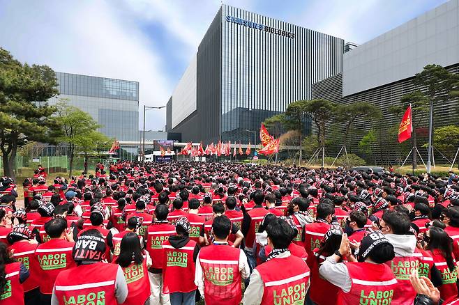 삼성바이오, 사상 첫 노조집회 반도체와 바이오 등 일부 산업의 초호황과 '노란봉투법' 시행 등이 겹치면서 올해 노사 갈등이 극한 대립으로 치닫고 있다. 22일 삼성바이오로직스 인천 연수구 송도사업장 앞에서 노조 조합원 2000여 명(노조 추산)이 임금 인상 등을 요구하는 집회를 하고 있다. 이 회사 노조가 집회를 연 것은 회사 설립 후 처음이다. 뉴시스