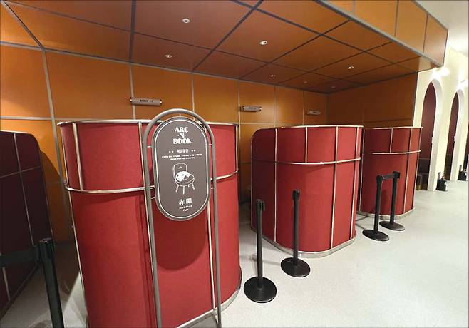 여의도 TP타워 지하 1층에 위치한 ‘아크앤북&적당카페’ 안쪽에는 쪽잠을 잘 수 있는 공간이 마련돼 있다. (이채원 기자)