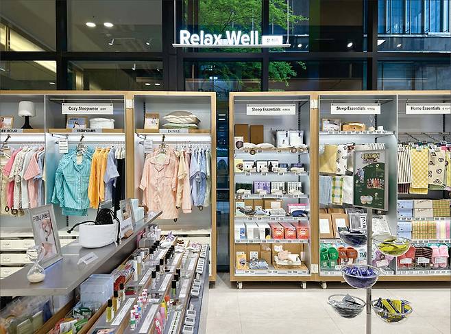 ‘올리브베러’ 광화문점 ‘잘 쉬기(Relax Well)’ 코너에서는 잠옷·수면안대·건강보조식품 등 수면 관련 상품을 집중적으로 판매한다. (CJ올리브영 제공)