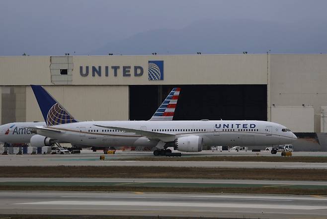 21일(현지시간) 미국 캘리포니아 LA 국제공항에서 유나이티드항공 소속 비행기들의 모습/AFPBBNews=뉴스1