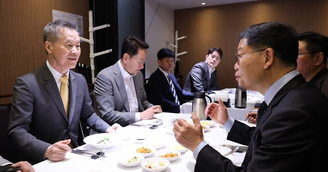 동행미디어 시대가 지난 16일 서울 중구 대한상공회의소에서 주최한 [시대포럼: 새로운 전쟁의 시대, K방산의 현재와 미래] 이후 포럼 기조연설자와 주제발표자, 주요 참석자들이 숙의토론에 나선 모습. / 사진=뉴스1