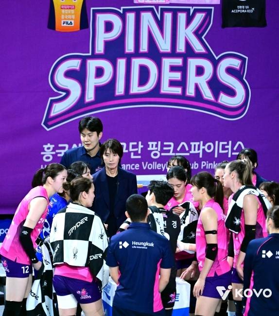 V리그 여자부 흥국생명은 요시하라 감독과 함께 2026∼2027시즌을 대비해 착실한 전력보강에 성공했다. KOVO 제공