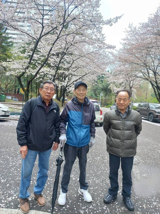 새로운 인생을 시작한 70대 친구들이 자주 만나 우의를 다진다. 오른쪽부터 조용고, 조형제, 필자.
