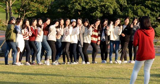 제주 서귀포시 안덕면 오설록 티뮤지엄에서 중학교 가을 수학여행을 온 여학생들이 각양각색의 표정을 지으며 기념사진을 찍고 있다. 김동훈 기자