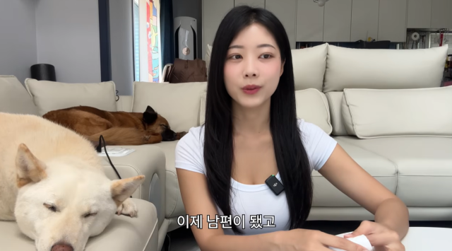 지난 20일, 개조이는 자신의 유튜브 채널에 '그동안 아무에게도 하지 않았던 이야기'라는 대담한 제목의 영상을 업로드하며 유부녀 임을 밝혔다. /유튜브 '개조이'