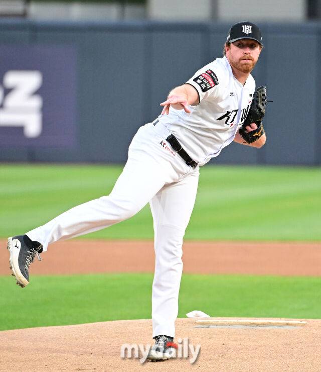 2026년 4월 22일 오후 경기도 수원KT위즈파크에서 열린 '2026 신한 SOL KBO리그' KIA 타이거즈와 KT 위즈의 경기. KT 선발투수 사우어가 역투하고 있다./수원 = 유진형 기자