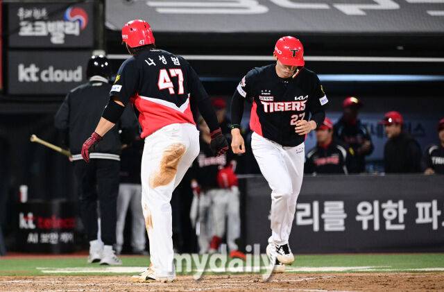 2026년 4월 22일 오후 경기도 수원KT위즈파크에서 열린 '2026 신한 SOL KBO리그' KIA 타이거즈와 KT 위즈의 경기. KT 3루 주자 나성범이 7회초 2사 만루서 KIA 김호령의 볼넷 때 홈을 밟으며 역전하고 있다./수원 = 유진형 기자