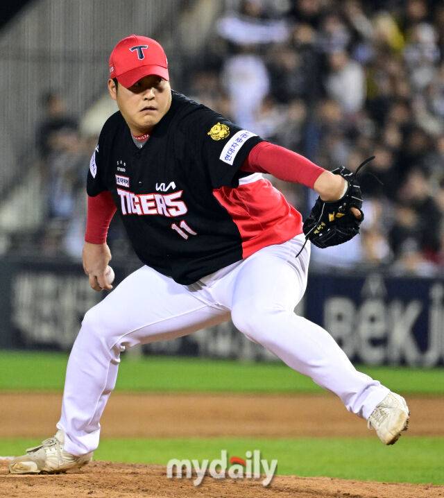 2026년 4월 17일 오후 서울 잠실구장에서 열린 '2026 신한 SOL KBO리그' KIA 타이거즈와 두산 베어스의 경기. KIA 조상우가 7회말 2사 2.3루서 구원등판해 역투하고 있다./마이데일리