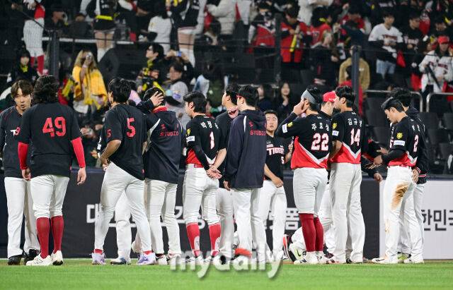 2026년 4월 22일 오후 경기도 수원KT위즈파크에서 열린 '2026 신한 SOL KBO리그' KIA 타이거즈와 KT 위즈의 경기. KIA가 3-8로 패한 뒤 아쉬워하고 있다./수원 = 유진형 기자