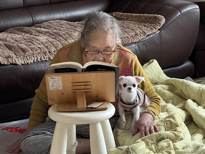 할머니와 강아지 슈슈. 키우는 개는 아니고 잠깐 봐주셨다.