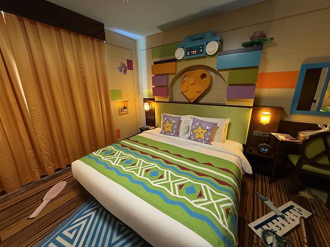 일반 객실보다 높이가 낮게 설계된 침대. 쉽게 오르고 내려올 수 있다.