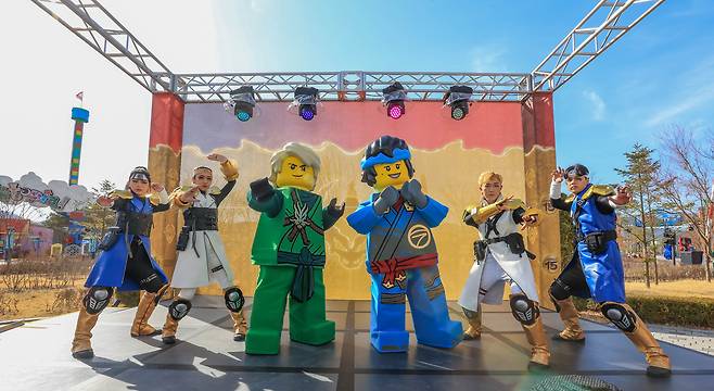 닌자 공연을 진행하는 캐릭터와 배우들