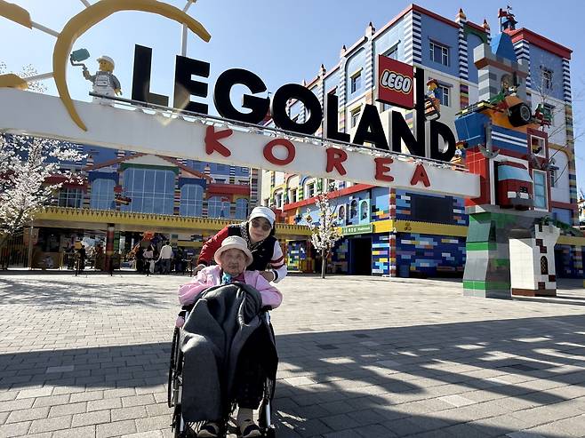 레고랜드 입구 앞에서 찍은 기념사진