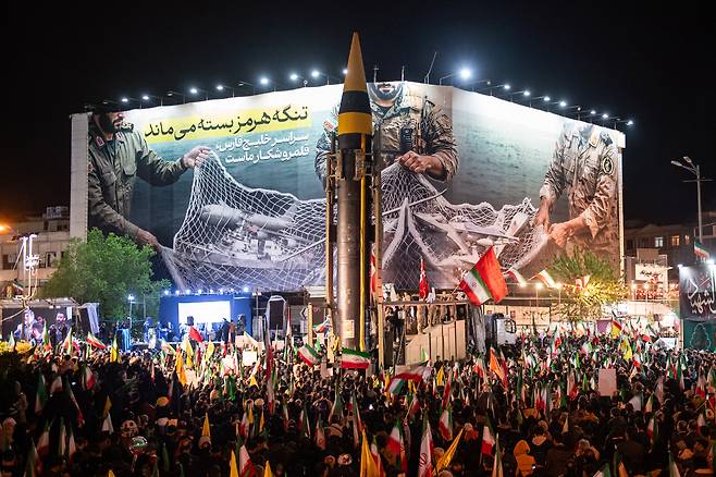 도널드 트럼프 대통령이 21일(현지시간) 휴전 연장을 전격 선언한 가운데 이란 수도 테헤란의 엥겔라브 광장에서 ‘코람샤-4’ 미사일이 공개되고 있다.  [AP·UPI]