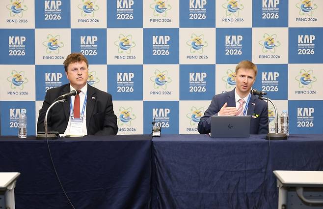 토마쉬 에홀레르(오른쪽) 체코 산업통상부 원자력 실장이 22일 부산 벡스코에서 열린 ‘한국원자력연차대회 및 태평양연안국 원자력컨퍼런스’에서 취재진들의 질의에 답변하고 있다. [연합]