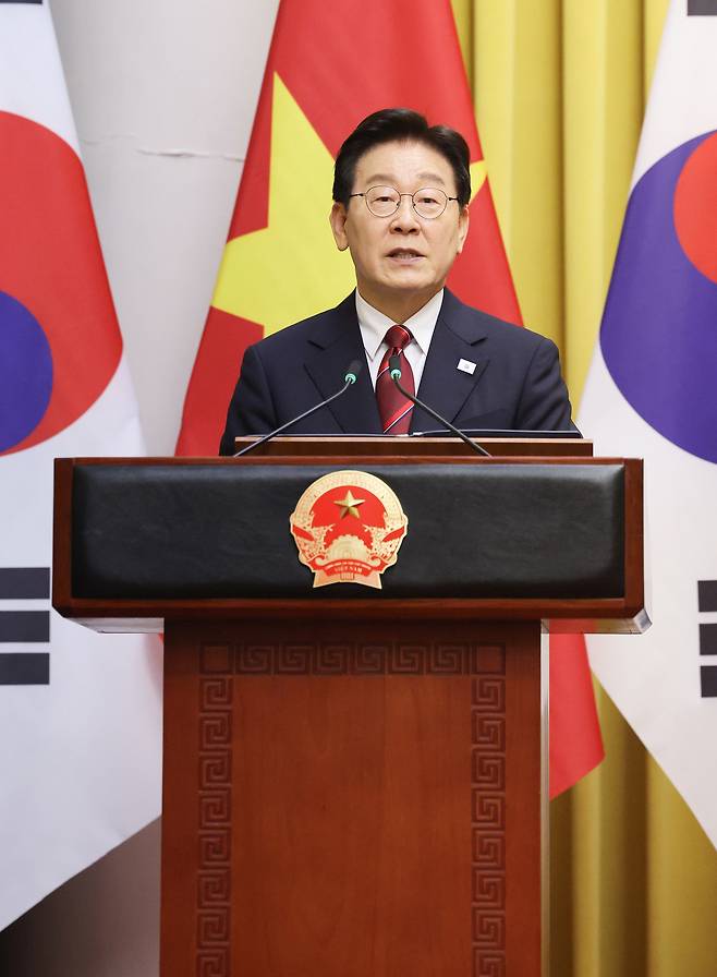 이재명 대통령이 22일(현지시간) 베트남 하노이 주석궁에서 열린 또 럼 서기장 겸 국가주석과의 공동언론발표에서 발언하고 있다. [연합]