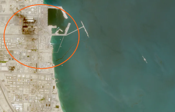 4월 6일 촬영된 사진. 쿠웨이트 해안에 기름이 유출된 모습이 보인다.[센티넬-2/유럽 우주국]