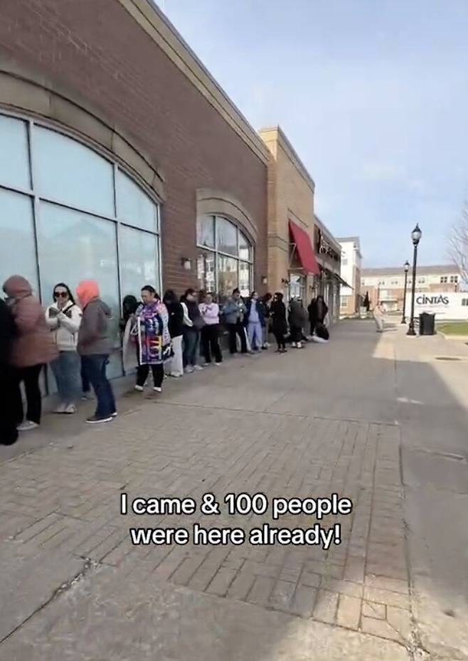 [서울=뉴시스] 니도를 사기 위해 매장 앞에 늘어선 대기 줄. (사진출처: 틱톡 @maridoll)