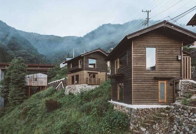 [세종=뉴시스] 사진은 일본 야마나시현 북동부에 위치한 고스게촌 모습. 고스게촌은 마을 전체를 하나의 호텔로 운영하며 빈집을 객실, 식당, 온천 등으로 활용해 지방 소멸 위기를 창의적인 아이디어로 극복한 모범 사례로 꼽힌다. 2025.02.06. photo@newsis.com *재판매 및 DB 금지