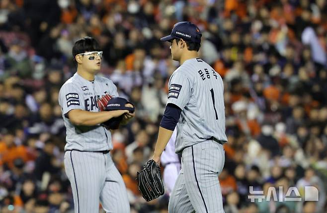 [서울=뉴시스] 홍효식 기자 = 21일 서울 송파구 잠실야구장에서 열린 2026 KBO 리그 한화 이글스와 LG 트윈스의 경기, 4회말 2사 2루 한화 문동주가 마운드를 내려가고 있다. 2026.04.21. yesphoto@newsis.com
