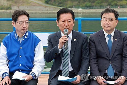 더불어민주당 선상 최고위원회의에서 발언하는 정청래 대표 (통영=연합뉴스) 신현우 기자 = 더불어민주당 정청래 대표가 22일 경남 통영시 욕지도에서 탑승한 여객선에서 열린 선상 최고위원회의에 참석해 발언하고 있다. 2026.4.22 nowwego@yna.co.kr