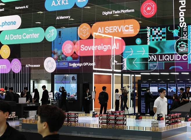 월드IT쇼 2026 개막 월드IT쇼 2026 개막     (서울=연합뉴스) 이재희 기자 = 22일 서울 강남구 코엑스에서 열린 월드IT쇼 2026에서 참관객이 전시를 관람하고 있다. 2026.4.22     scape@yna.co.kr (끝)  <저작권자(c) 연합뉴스, 무단 전재-재배포, AI 학습 및 활용 금지>