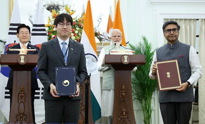 해외 순방 중인 하정우 대통령실 AI미래기획수석이 21일 CBS와의 연락에서 북구갑 보궐선거 관련 입장을 밝혔다. 연합뉴스