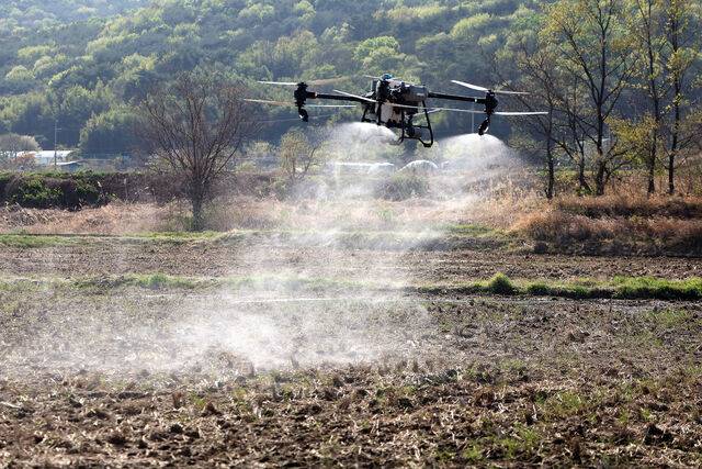 살균제·살충제·영양제 같은 액체를 공중에서 분사하는 드론. 덕분에 농민이 농약 중독에 빠질 위험도 사라지게 됐다. 알프스무인항공