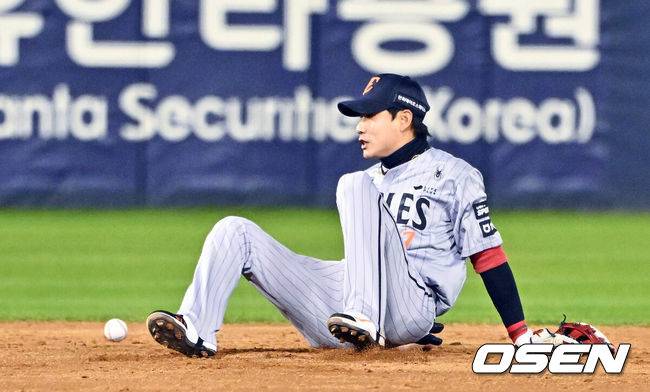 [OSEN=잠실, 박준형 기자] 21일 오후 서울 잠실구장에서 2026 신한 SOL KBO리그 LG 트윈스와 한화 이글스의 경기가 진행됐다.이날 LG는 송승기를, 한화는 문동주를 선발투수로 내세웠다.4회말 1사 만루 LG 천성호의 내야땅볼때 한화 심우준 유격수가 포구 실책하고 있다.   2026.04.21 / soul1014@osen.co.kr