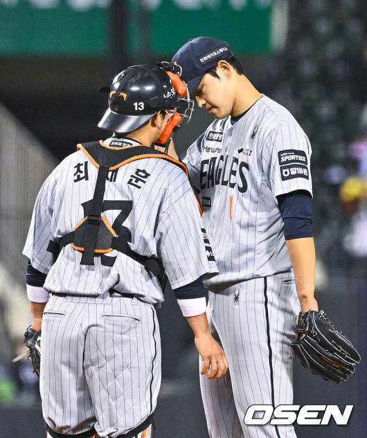 [OSEN=잠실, 박준형 기자] 21일 오후 서울 잠실구장에서 2026 신한 SOL KBO리그 LG 트윈스와 한화 이글스의 경기가 진행됐다.이날 LG는 송승기를, 한화는 문동주를 선발투수로 내세웠다.4회 한화 선발투수 문동주가 교체되고 있다.    2026.04.21 / soul1014@osen.co.kr