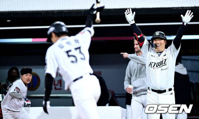 [OSEN=수원, 최규한 기자] 21일 수원 KT위즈파크에서 ‘2026 신한 SOL KBO리그’ KT 위즈와 KIA 타이거즈의 경기가 열렸다.이날 경기는 김민혁이 연장 11회 1사에서 우월 끝내기 솔로포를 터트려 홈팀 KT가 6-5 짜릿한 승리를 거뒀다. 연장 11회말 1사에서 KT 김민혁이 끝내기 우월 솔로포를 날리고 더그아웃 동료들과 기뻐하고 있다. 2026.04.21 / dreamer@osen.co.kr