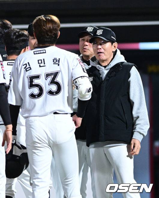 [OSEN=수원, 최규한 기자] 21일 수원 KT위즈파크에서 ‘2026 신한 SOL KBO리그’ KT 위즈와 KIA 타이거즈의 경기가 열렸다.이날 경기는 김민혁이 연장 11회 1사에서 우월 끝내기 솔로포를 터트려 홈팀 KT가 6-5 짜릿한 승리를 거뒀다. 경기를 마치고 승리한 KT 이강철 감독과 김민혁이 인사를 나누고 있다. 2026.04.21 / dreamer@osen.co.kr