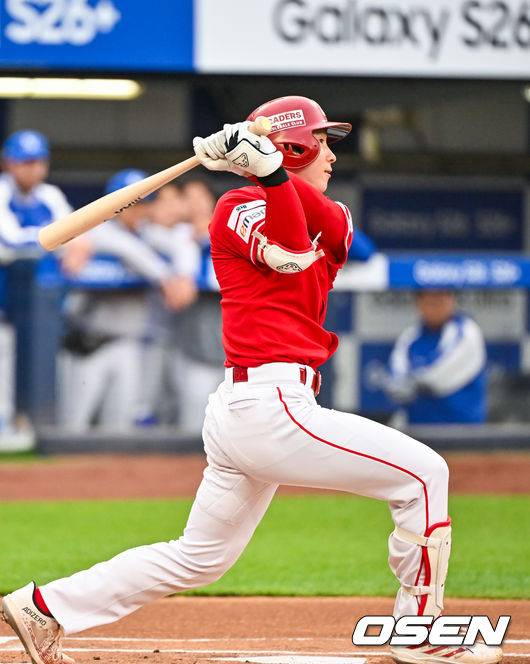 [OSEN=대구, 민경훈 기자] 21일 오후 대구삼성라이온즈파크 ‘2026 신한 SOL Bank KBO리그' 삼성 라이온즈와 SSG 랜더스와 경기가 열렸다.이날 삼성은 최원태를, SSG는 베니지아노를 선발투수로 내세웠다.1회초 SSG 선두타자로 나온 박성한이 초구를 때리며 우익수 앞 안타를 때리고 있다. 박성한은 개막전부터 19경기 연속 안타 신기록을 이어가고 있다. 2026.04.21 / rumi@osen.co.kr