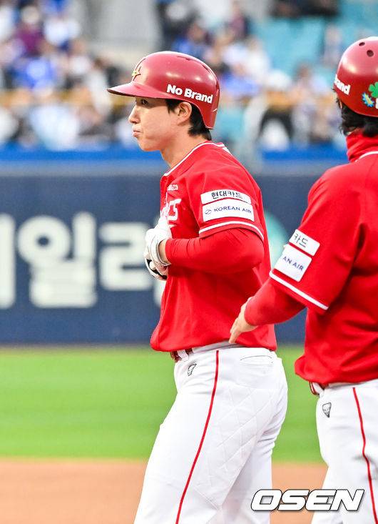 [OSEN=대구, 민경훈 기자] 21일 오후 대구삼성라이온즈파크 ‘2026 신한 SOL Bank KBO리그' 삼성 라이온즈와 SSG 랜더스와 경기가 열렸다.이날 삼성은 최원태를, SSG는 베니지아노를 선발투수로 내세웠다.1회초 SSG 선두타자로 나온 박성한이 초구를 때리며 우익수 앞 안타를 때린 후 1루에서 세리머니를 하고 있다. 박성한은 개막전부터 19경기 연속 안타 신기록을 이어가고 있다. 2026.04.21 / rumi@osen.co.kr