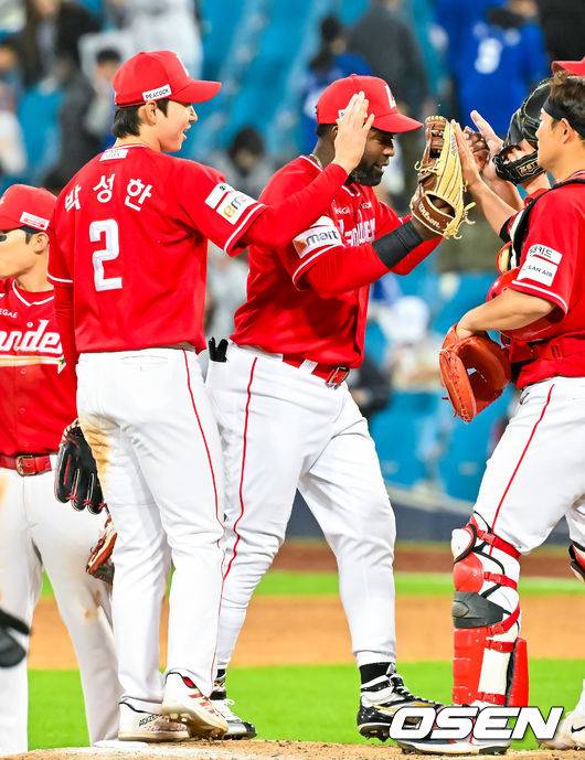 [OSEN=대구, 민경훈 기자] 21일 오후 대구삼성라이온즈파크 ‘2026 신한 SOL Bank KBO리그' 삼성 라이온즈와 SSG 랜더스와 경기가 열렸다.이 경기에서 SSG는 연장 10회 박성한의 결승타에 힘입어 5-4로 이겼다. 박성한은 1회 첫 타석에서 안타를 추가하며 개막 후 19경기 연속 안타를 때려내며 44년 만에 이 부문 신기록을 세웠고 결승타의 주인공이 됐다.경기를 마치고 SSG 박성한이 하이파이브를 하고 있다. 2026.04.21 / rumi@osen.co.kr