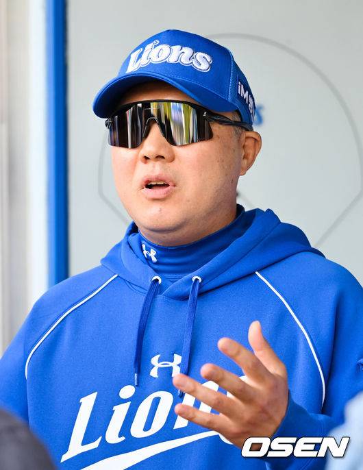 [OSEN=대구, 민경훈 기자] 21일 오후 대구삼성라이온즈파크 ‘2026 신한 SOL Bank KBO리그' 삼성 라이온즈와 SSG 랜더스와 경기가 열릴 예정인 가운데 경기 전 그라운드 훈련이 진행됐다.이날 삼성은 최원태를, SSG는 베니지아노를 선발투수로 내세운다.경기 전 삼성 박진만 감독이 취재진과 얘기를 나누고 있다. 2026.04.21 / rumi@osen.co.kr