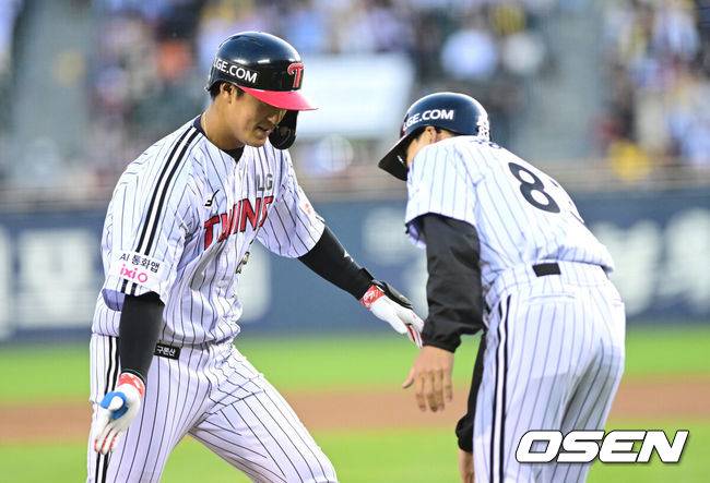 [OSEN=잠실, 최규한 기자] 22일 서울 잠실야구장에서 ‘2026 신한 SOL KBO리그’ LG 트윈스와 한화 이글스의 경기가 열렸다.홈팀 LG는 라클란 웰스, 방문팀 한화는 왕옌청을 선발로 내세웠다. 2회말 2사 1루 상황 LG 송찬의가 선제 좌월 투런포를 날리고 그라운드를 돌며 정수성 코치와 기뻐하고 있다. 2026.04.22 / dreamer@osen.co.kr