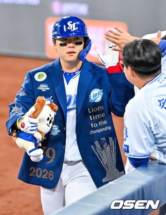 [OSEN=대구, 민경훈 기자] 22일 오후 대구삼성라이온즈파크 ‘2026 신한 SOL Bank KBO리그' 삼성 라이온즈와 SSG 랜더스와 경기가 열릴 예정인 가운데 경기 전 그라운드 훈련이 진행됐다.이날 삼성은 후라도를, SSG는 최민준을 선발투수로 내세운다.5회말 삼성 선두타자로 나온 박승규가 좌월 역전 솔로 홈런을 때린 후 덕아웃에서 기뻐하고 있다. 2026.04.22 / rumi@osen.co.kr